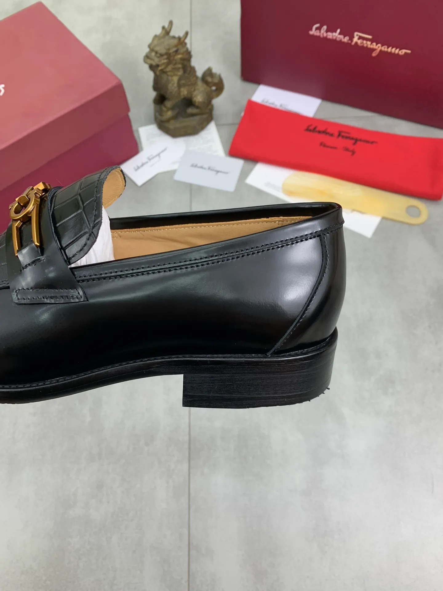 Men's Men's Shoes 💰P460💰[New Style] Water-dyed Niuli 🆘[Salvatore Ferragamo] Ferragamo's latest casual business leather shoes for men! Available at counters simultaneously! The fabric is made of specially imported original open-edge beaded calfskin, and the interior is made of imported water-dyed cowhide. It is absolutely luxurious and leads the fashion trend. Matching code: 38-45 (46 and 47 can be customized); black and brown colors are optional